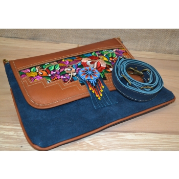 Torebka ze skóry etno w granatowym kolorze  z koralikami mullo .